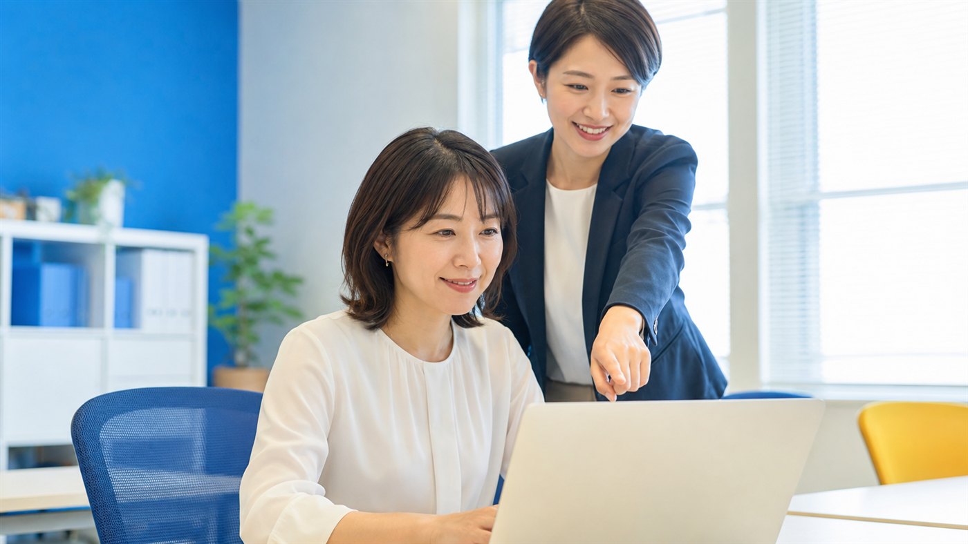 パソコンに向かう生徒さんと講師の様子